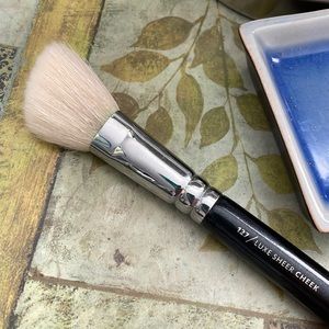 OG Zoeva 127 Luxe Sheer Cheek: Made of natural goat fiber